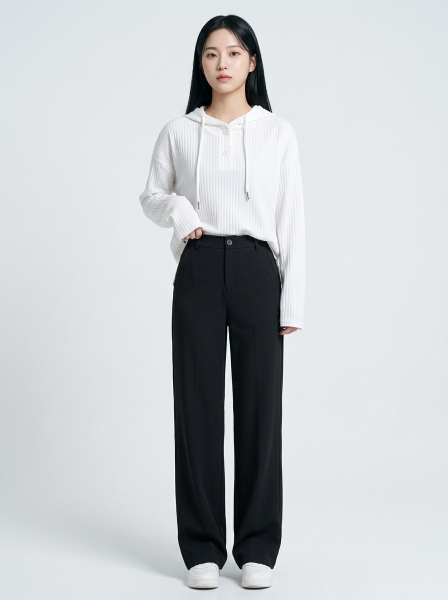 화이트 후드와 블랙 와이드 슬랙스 정면 착용 컷