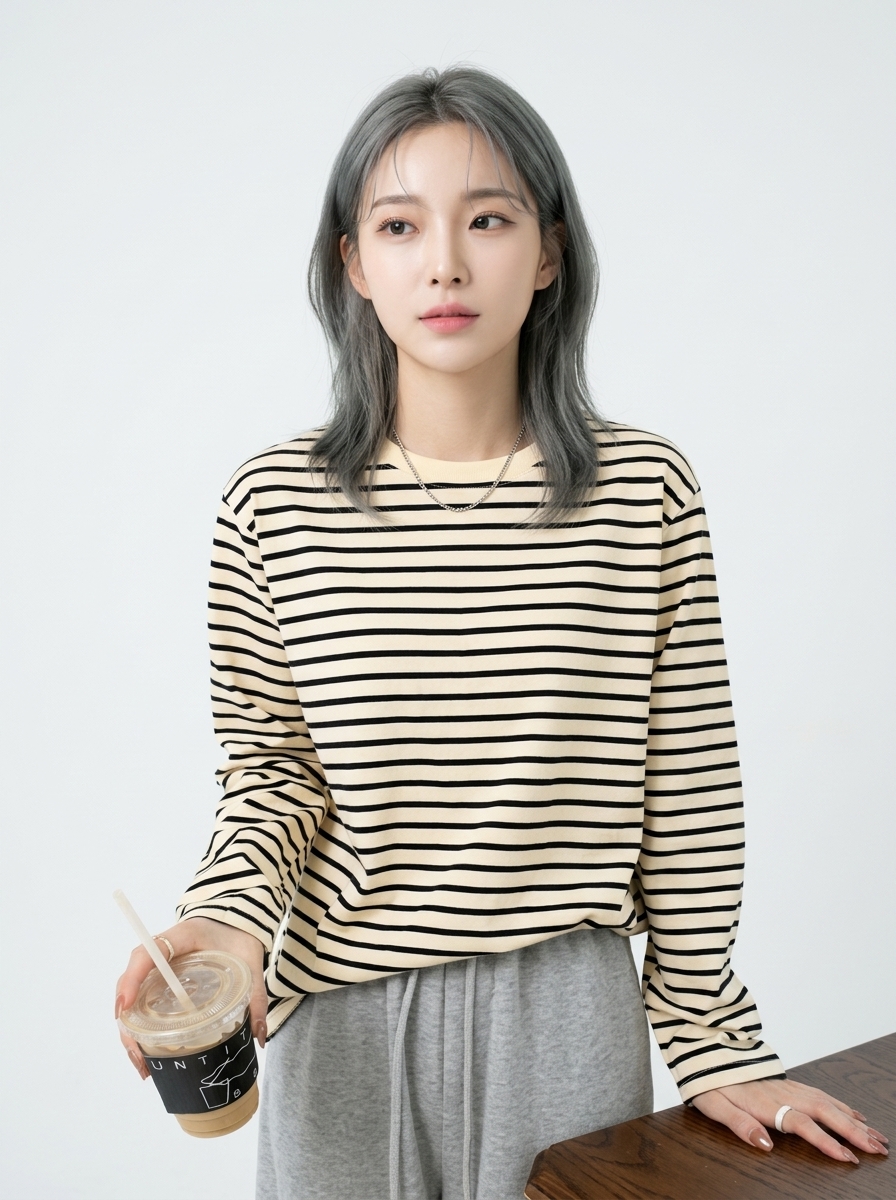 블랙 스트라이프 긴소매 티셔츠 착용 후 음료 든 컷