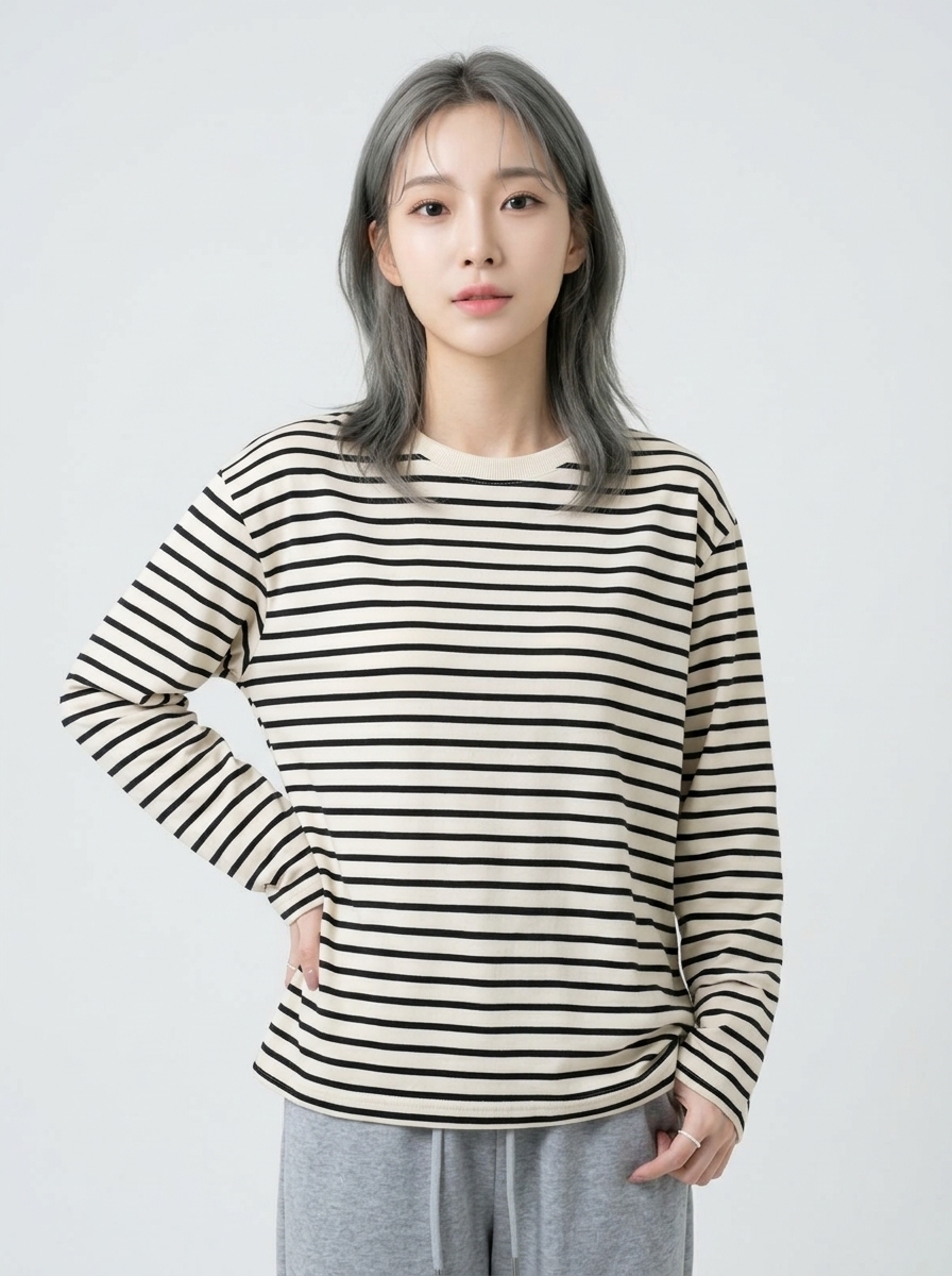 루즈핏 블랙 스트라이프 티셔츠 착용 정면 컷