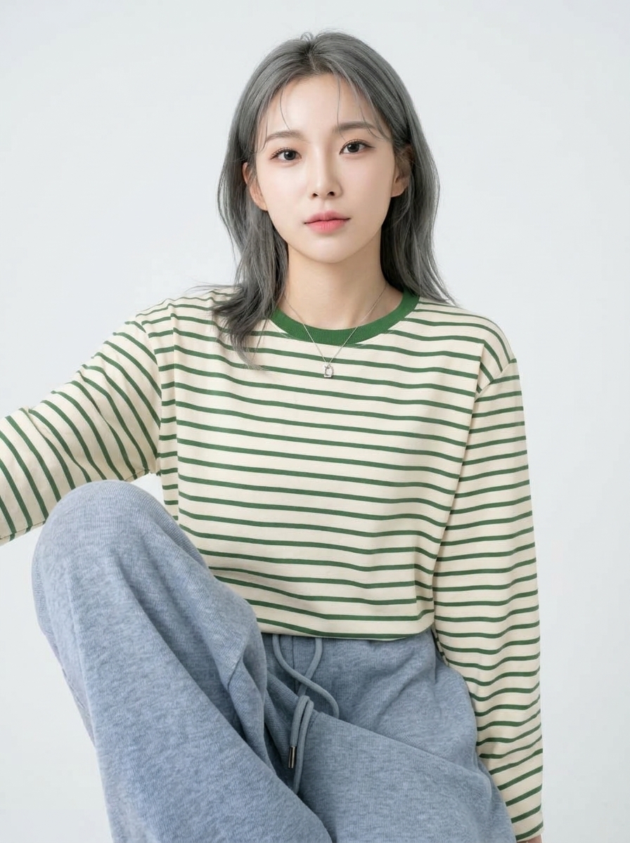딥그린 스트라이프 긴소매 티셔츠 착용 상반신 컷