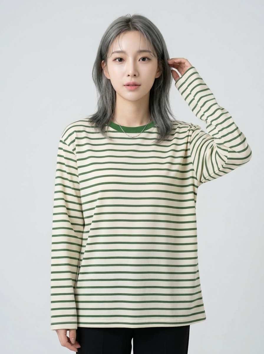 루즈핏 그린 스트라이프 티셔츠 착용 상반신 컷