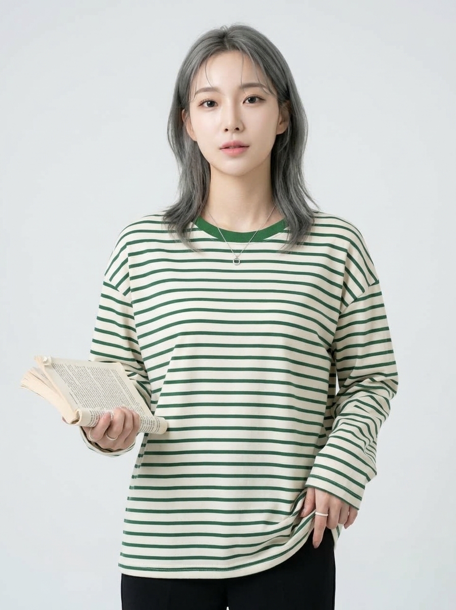 책 든 그린 스트라이프 긴소매 티셔츠 착용 컷