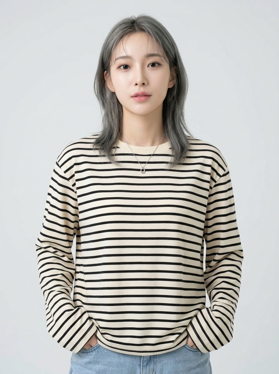 블랙 스트라이프 티셔츠 정면 착용 데일리 컷
