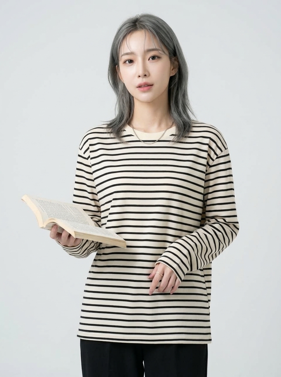 책 든 블랙 스트라이프 긴소매 티셔츠 착용 컷