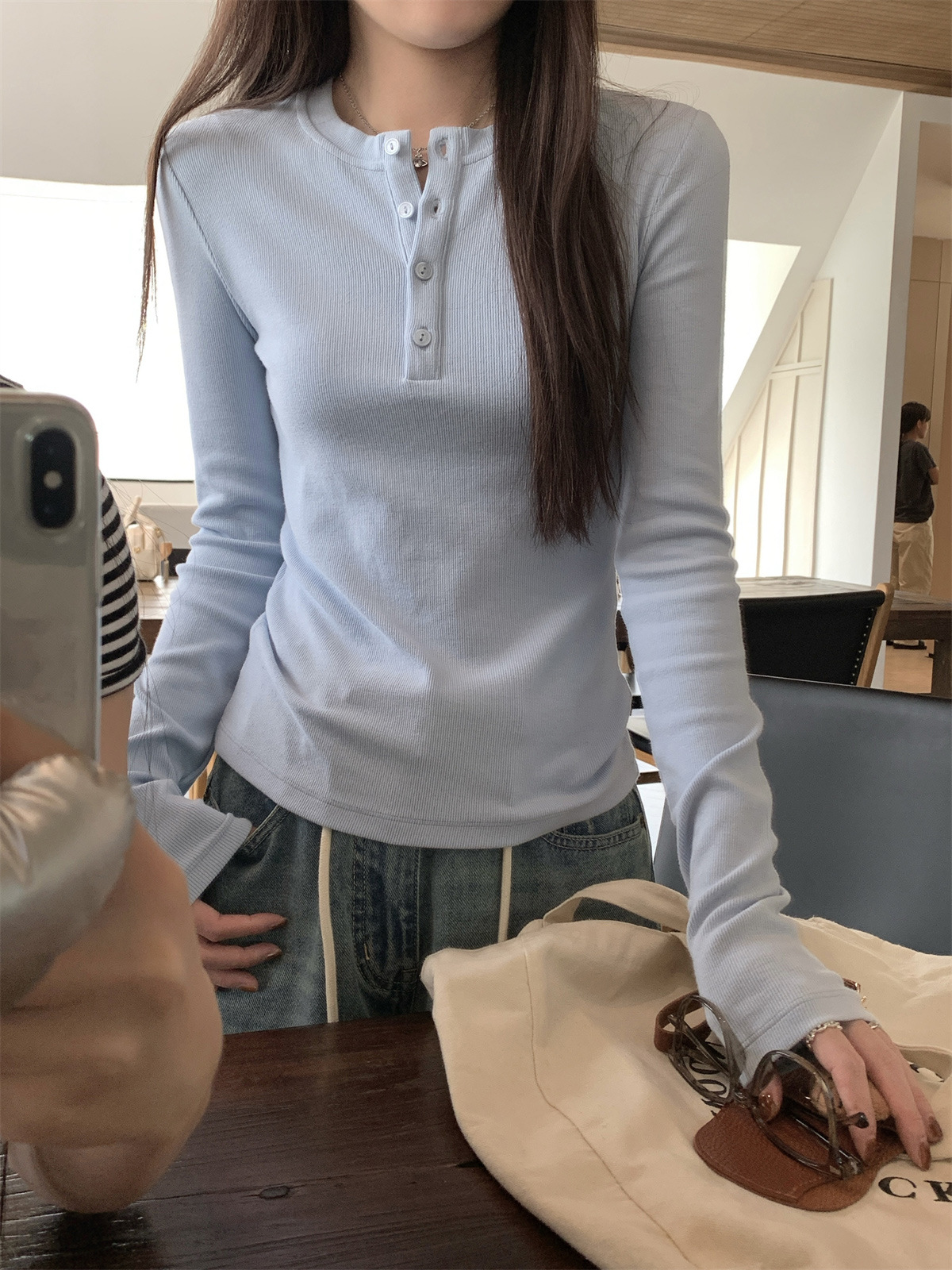 연하늘색 헨리넥 티셔츠 모델 착용 미러샷 전신 밝은 실내