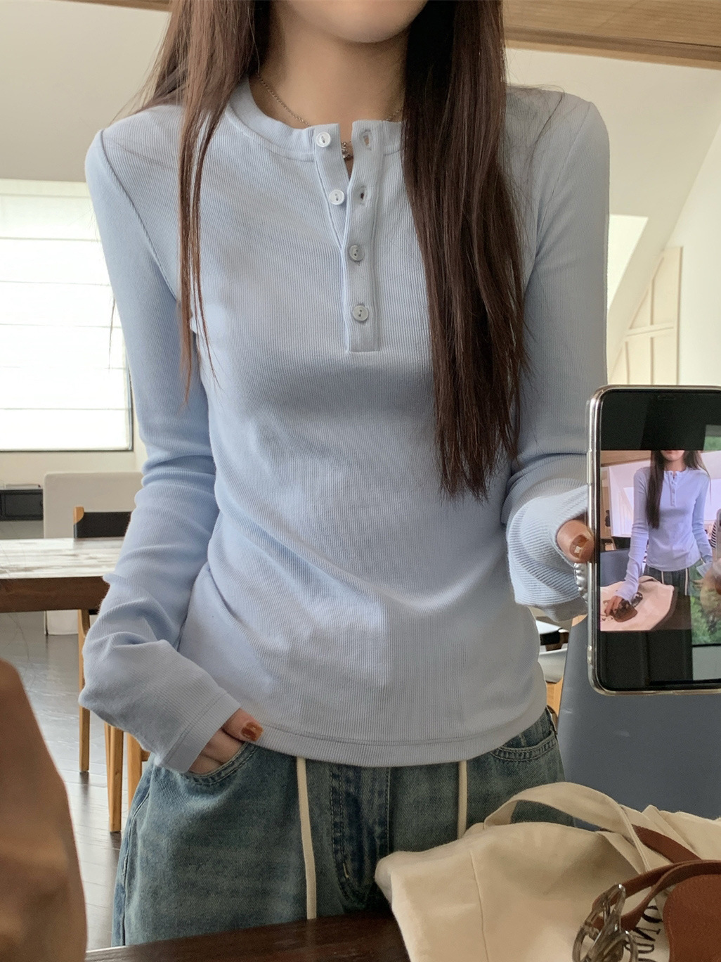연하늘색 헨리넥 티셔츠 모델 착용 미러샷 청바지 코디 전신