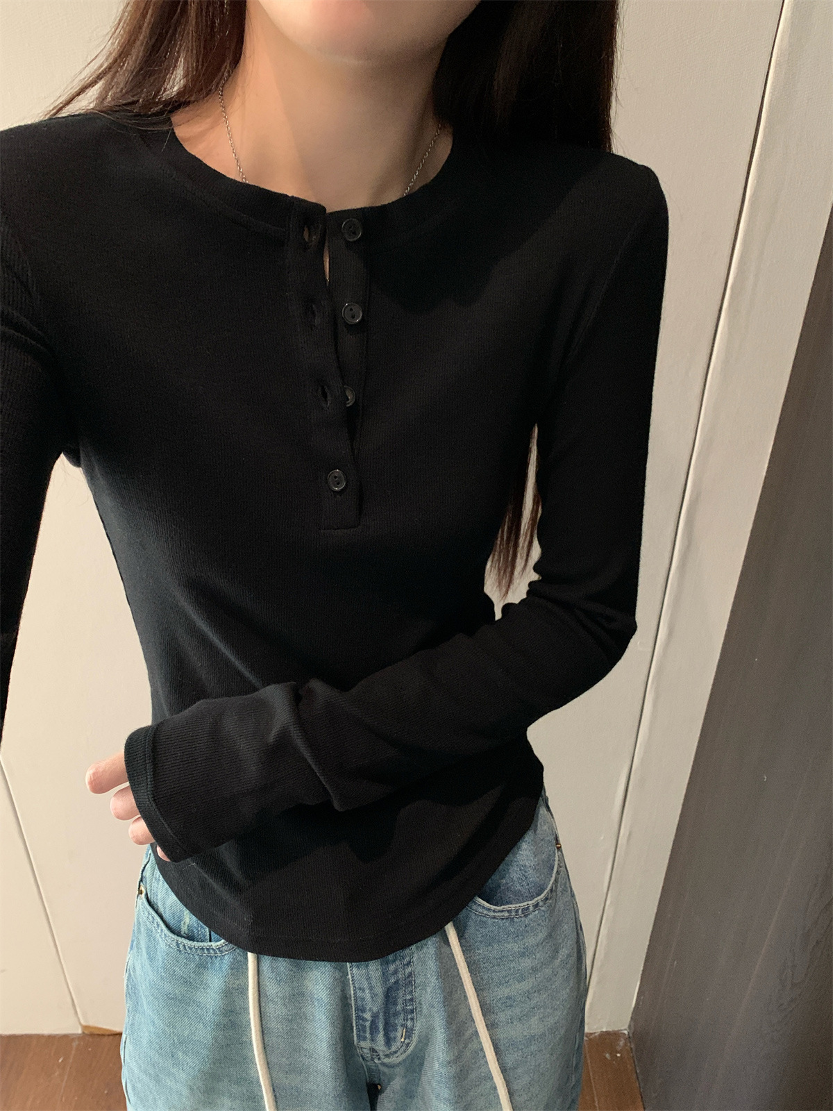 블랙 헨리넥 슬림핏 티셔츠 모델 착용 정면 청바지 코디