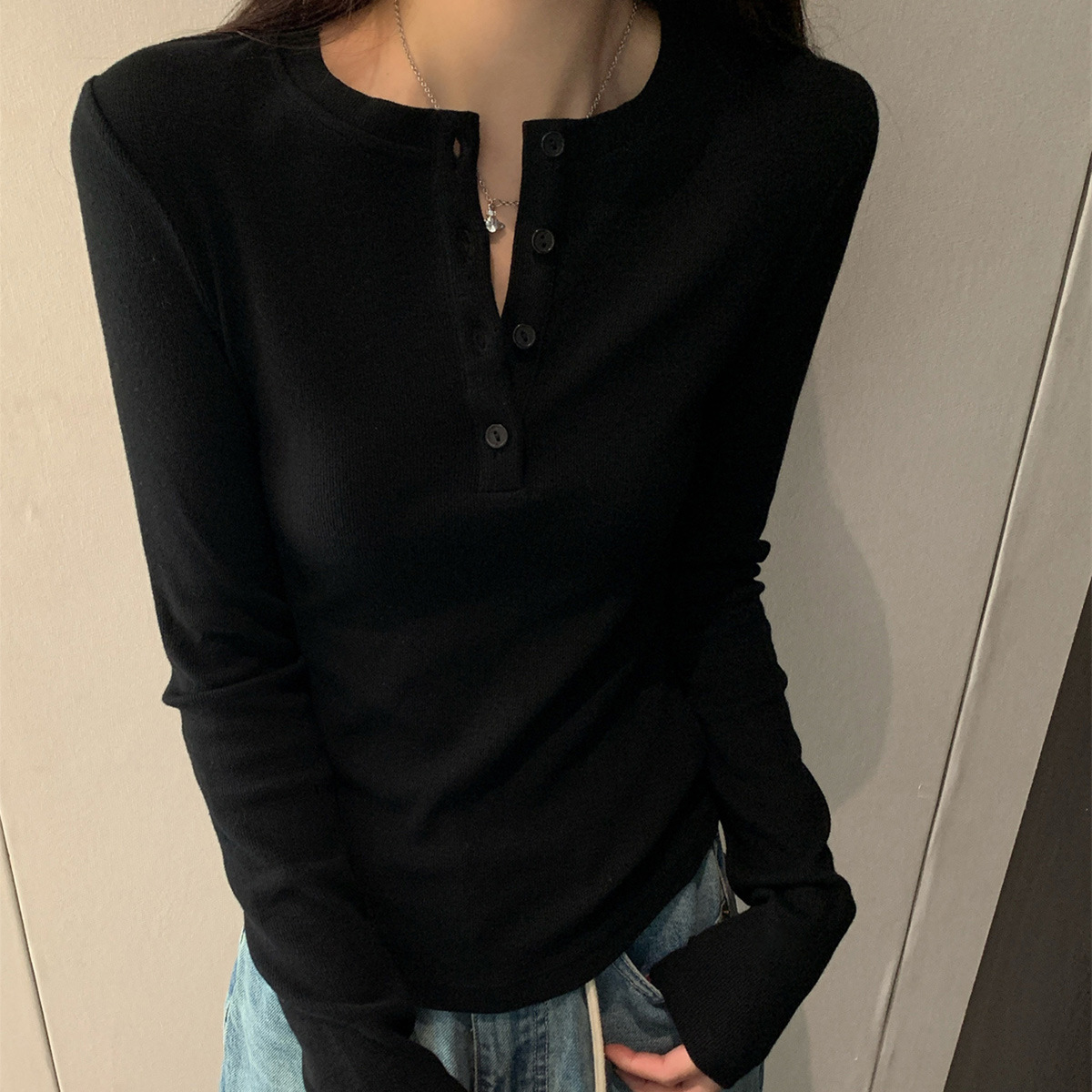 블랙 헨리넥 버튼 슬림핏 긴소매 티셔츠 모델 착용 정면 클로즈업