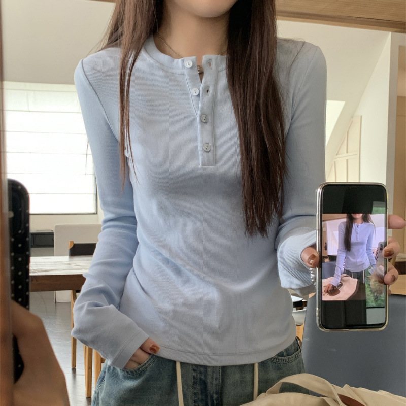 연하늘색 헨리넥 티셔츠 모델 착용 미러샷 전신 코디