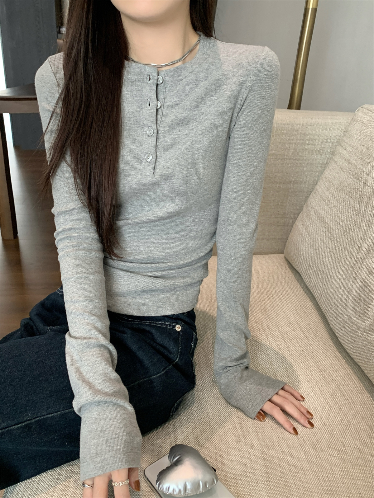 그레이 헨리넥 티셔츠 블랙 백 스트랩 코디 모델 착용 정면