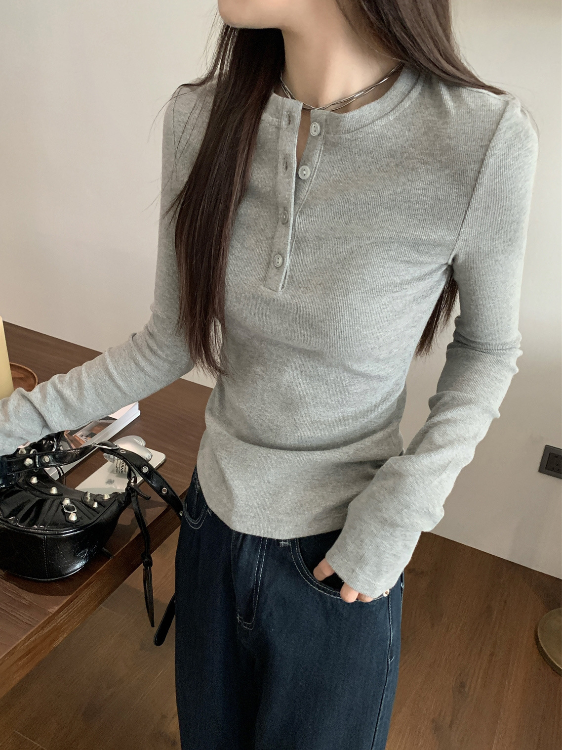 헨리넥 버튼 슬림핏 긴소매 티셔츠 여성 봄 이미지 6