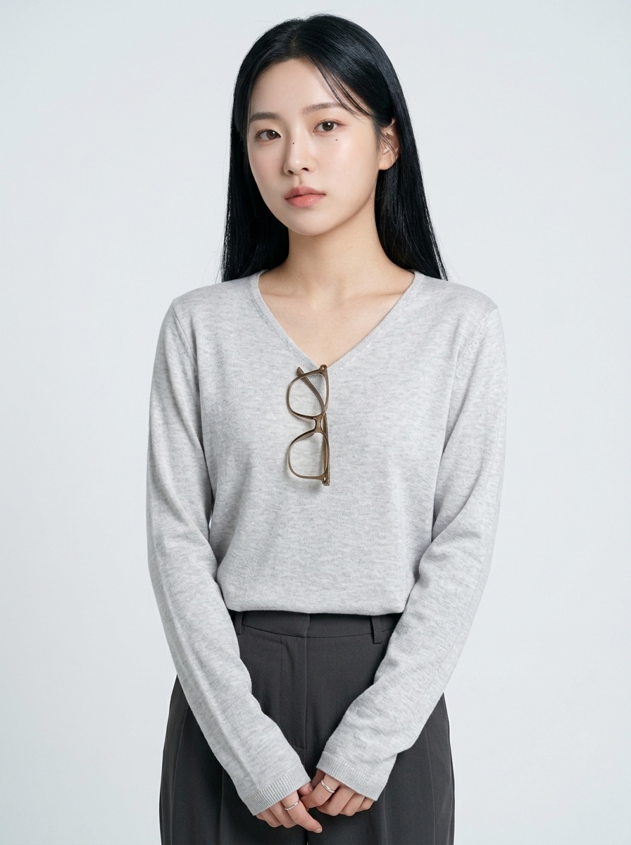 은회색 브이넥 니트 안경 든 모델 착용 컷