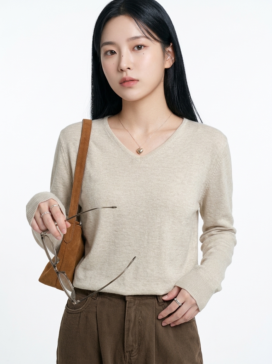 오트밀 컬러 브이넥 니트 모델 착용 상반신 컷