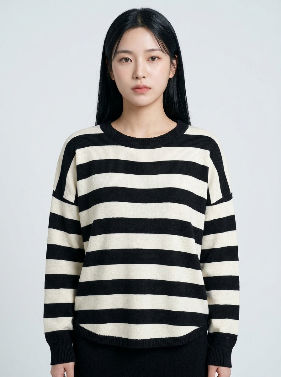 아이보리 바탕 블랙 스트라이프 니트 모델 착용 정면 컷