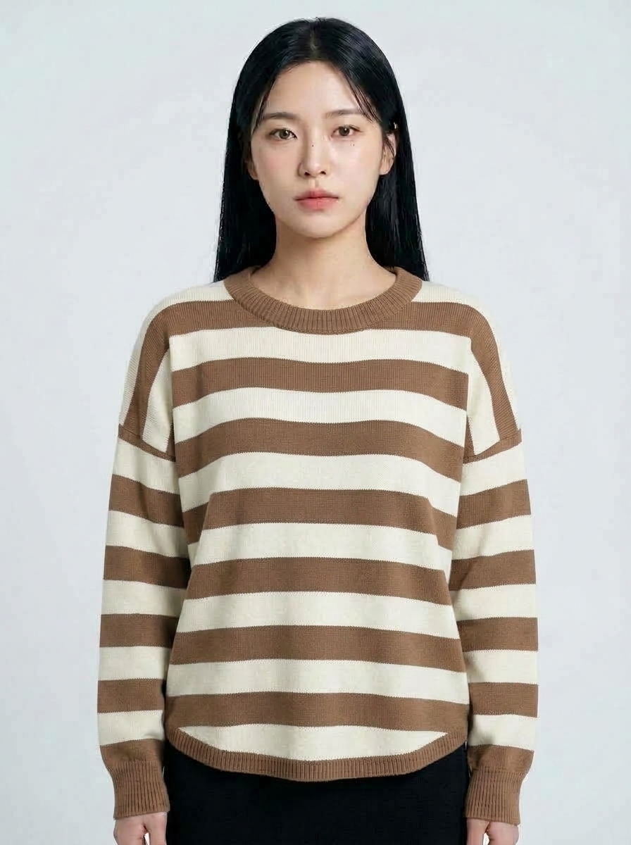 카멜 컬러 스트라이프 니트 모델 정면 착용 컷